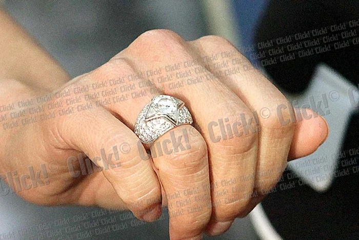 Ramona ne-a arătat  inelul cu diamante,  pe care l-a primit  anul trecut de ziua ei (Foto: Sever Gheorghe)