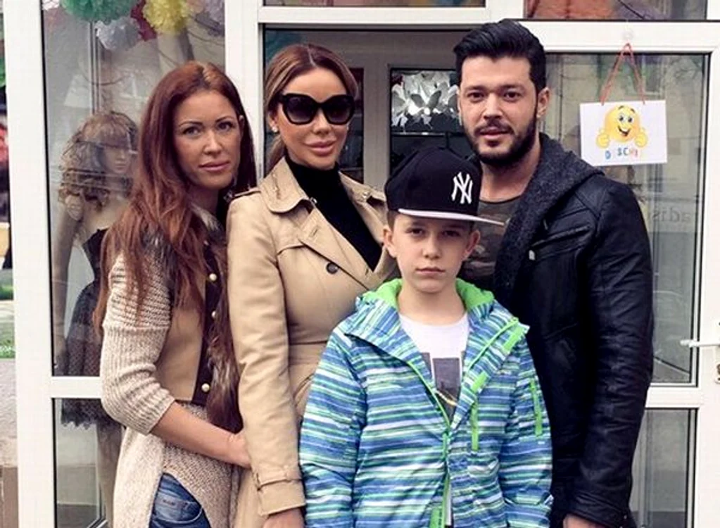 Roşcata s-a fotografiat în faţa magazinului de haine al surorii ei