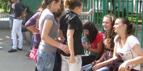 Elevi, după examen, la Şcoala numărul 30 din Capitală