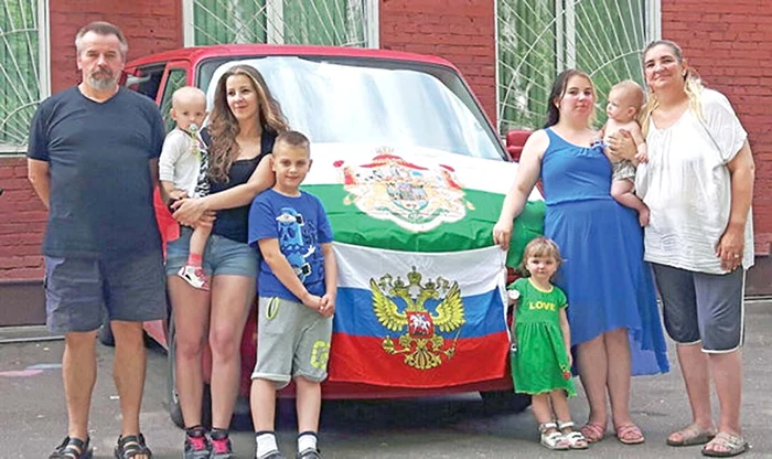 
    Andre şi Carola Griesbach,  fiicele Dominique şi Julia şi cei  patru nepoţi se simt bine în Rusia  