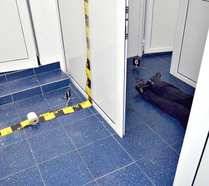 
    Cadavrul poliţistului a fost  găsit, în baie, de colegi  