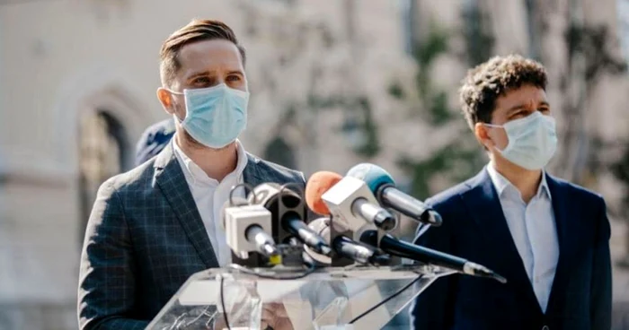 Stelian Bujduveanu (stânga) împreună cu primarul Capitalei, Nicușor Dan