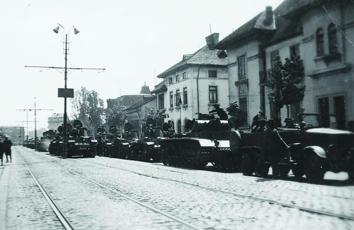 Tancuri românești pe străzile Bucureștiului