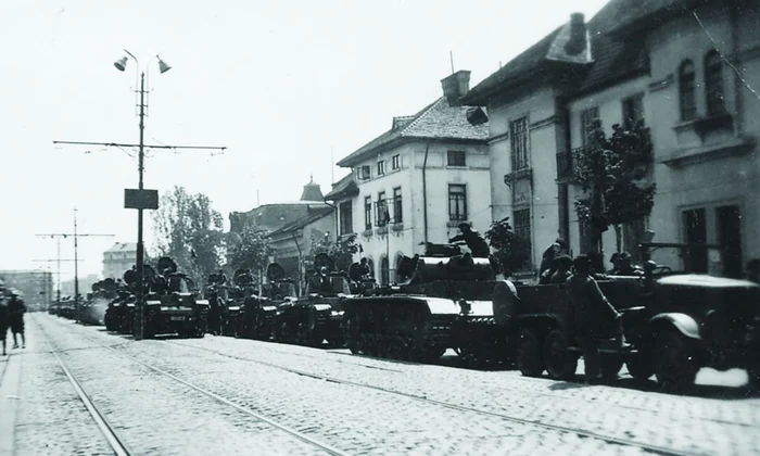 Tancuri românești pe străzile Bucureștiului