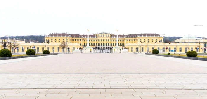 Zona de la intrarea în palatul Schönbrunn din Viena, unul dintre cele mai aglomerate locuri din Viena, este acum gol, la fel ca toate pieţele importante. FOTO:  Markus Sepperer