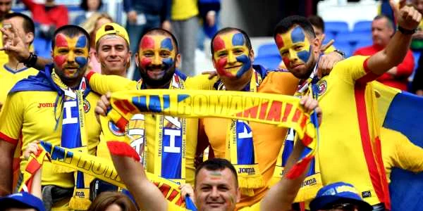 Suporteri români în tribune înaintea partidei dintre România şi Albania  FOTO Razvan Pasarica/SPORT PICTURES