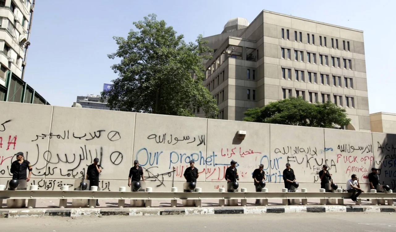 Personalul de securitate păzind gardul armat al ambasadei SUA de la Cairo FOTO: Reuters