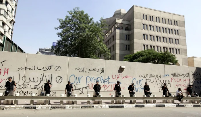 Personalul de securitate păzind gardul armat al ambasadei SUA de la Cairo FOTO: Reuters