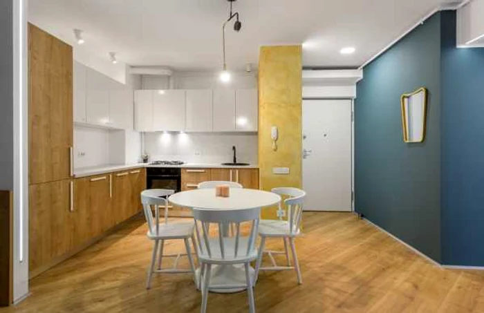 Amenajare apartament - open space cu perete auriu şi albastru - Space Casuals 