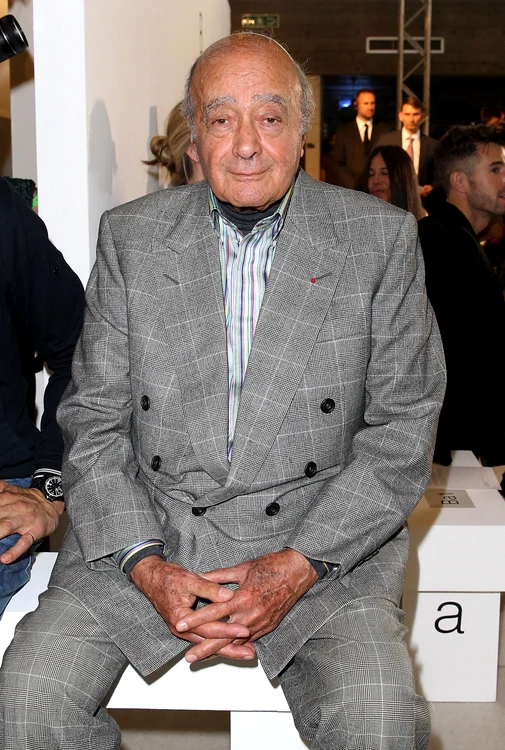 Mohamed Al Fayed, îmbrăcat într-un costum gri în carouri
