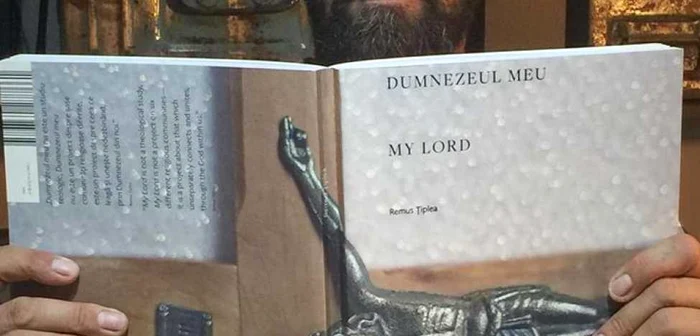 Remus Ţiplea ţinând albumul  „Dumnezeul meu/My Lord”                                    Fotografii: Arhiva Personală