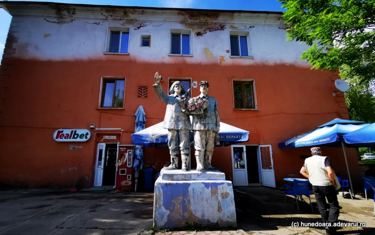 Uricani. O statuie a minerilor într-un oraș unde au fost închise trei mine. Foto: Daniel Guță