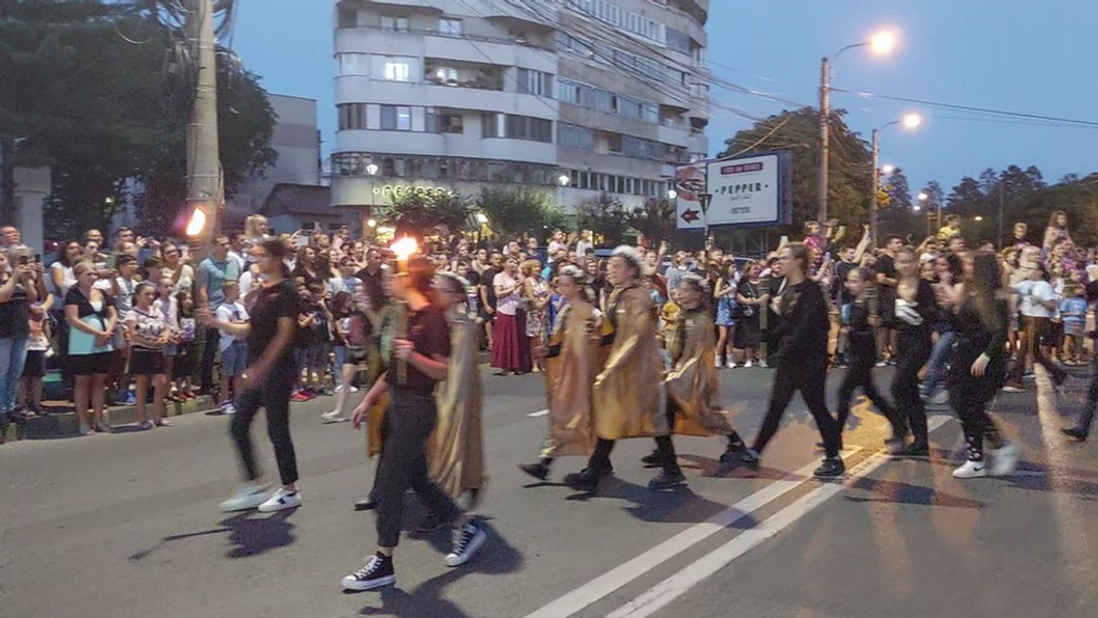Festival de Artă Medievală la Suceava. Mii de oameni au ieșit în stradă pentru a urmări parada cu făclii VIDEO 