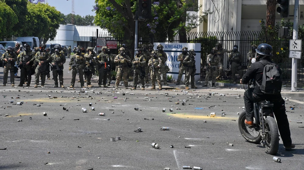 Poliția din Los Angeles a tras peste o mie de proiectile asupra protestatarilor împotriva lui Trump, într-o singură zi