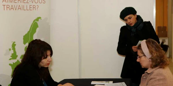 Oltiţa (dreapta) a studiat ofertele de locuri de muncă peste graniţă