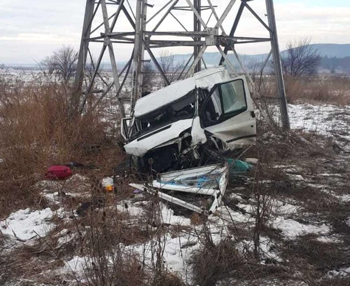 Un microbuz a intrat într-un parapet pe autostrada București-Piteștifoto: news.ro