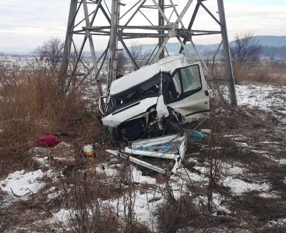 
    Un microbuz a intrat într-un parapet pe autostrada București-Piteștifoto: news.ro  