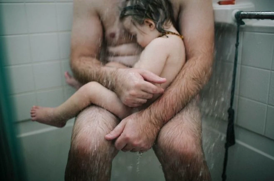 
    O imagine cu un tată și fiul său la duș a creat controverse pe Facebookfoto: Heather Whitten  