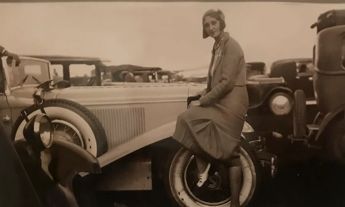 Renée Perle, fotografiată de Jacques-Henri Lartigue, circa 1930 (© Rob Corder / Flickr)