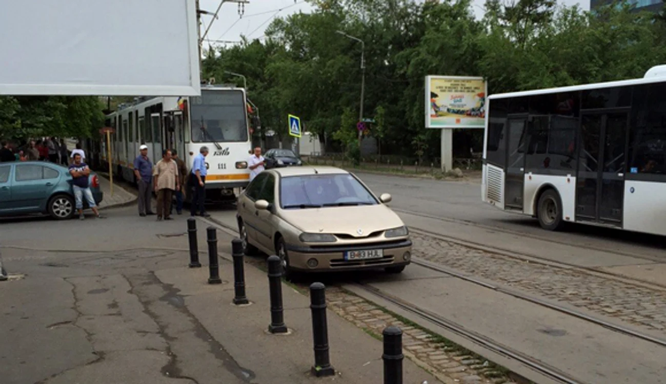 
    Un șofer nedisciplinat a parcat pe linia de tramvai și a blocat traficul pentru câteva zeci de minutefoto: Gheorghe Chelu  