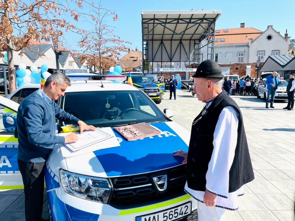 Gogu Neagoe a realizat peste 200 de caricaturi la Sibiu, pe durata a două zile FOTO IPJ Sibiu
