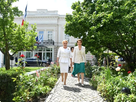 2 viorica dancila in alb la ziua frantei ambasada frantei 3 jpg jpeg