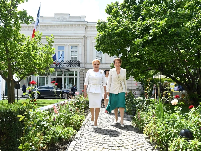 2 viorica dancila in alb la ziua frantei ambasada frantei 3 jpg jpeg