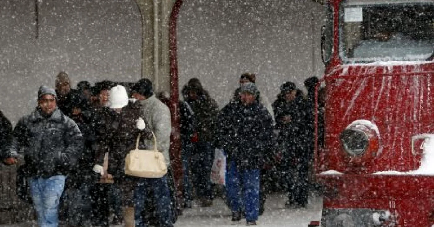 Zăpada şi viscolul au închis căile ferate