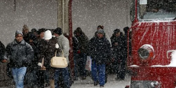 Zăpada şi viscolul au închis căile ferate