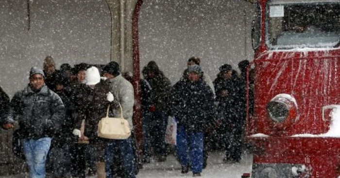 Zăpada şi viscolul au închis căile ferate