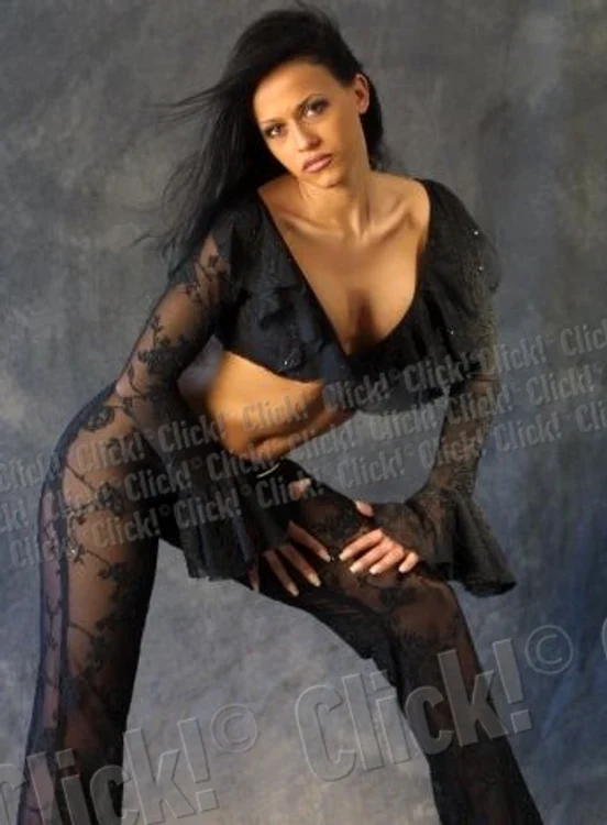 Anda Adam, de la brunetă la blondă cu breton