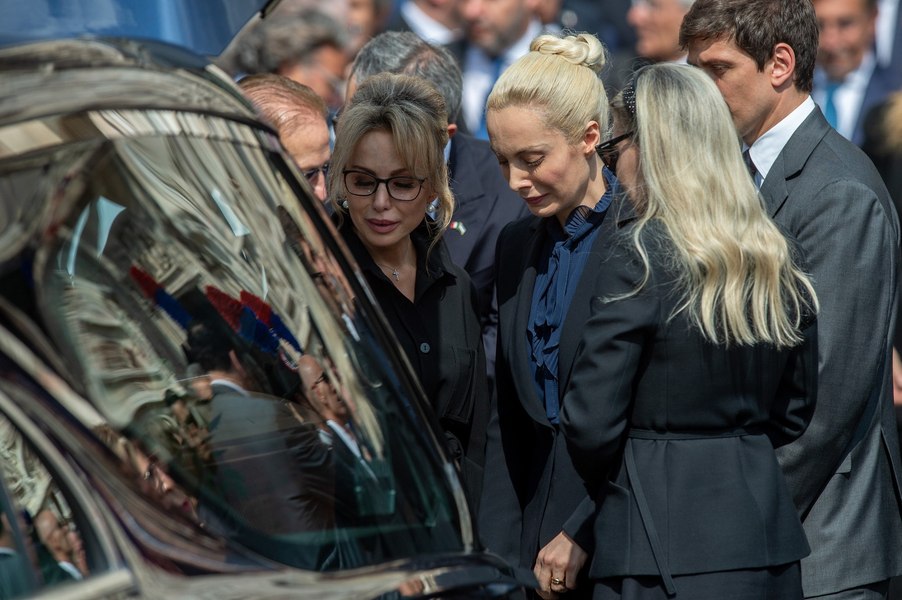 Familia Berlusconi taie alocațiile oferite femeilor care au participat la petrecerile „bunga-bunga” și le evacuează din apartamentele miliardarului