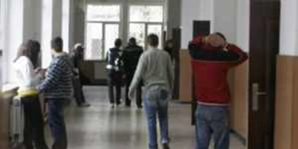 Gorj: O elevă de 16 ani a fost bătută de două colege