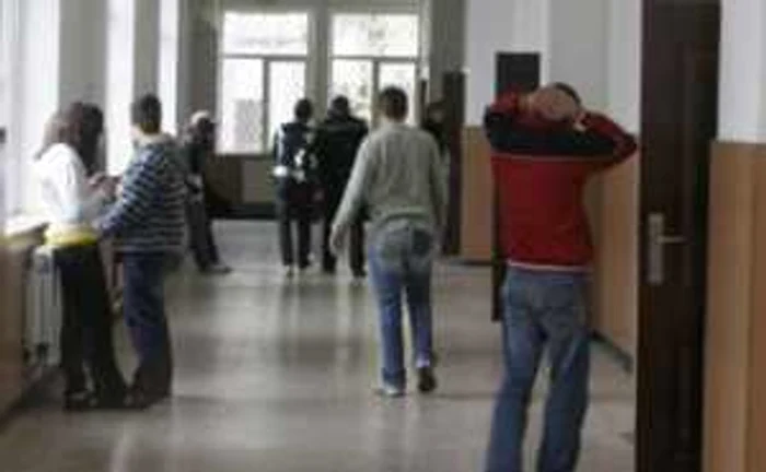 Gorj: O elevă de 16 ani a fost bătută de două colege