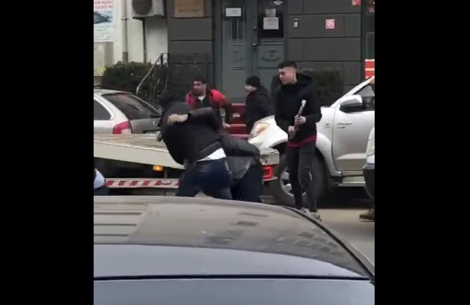 Bătaie cu ciocane și topoare în plină stradă la Botoșani, după o dispută în trafic VIDEO