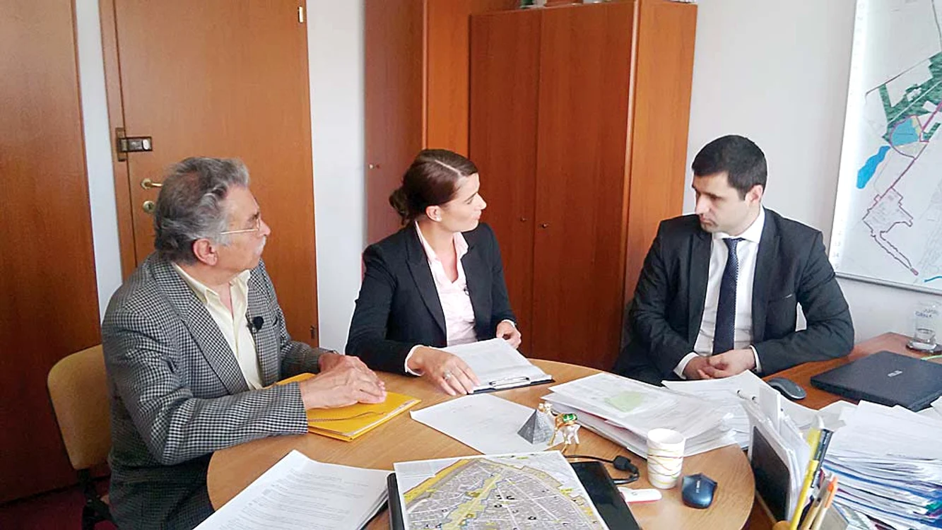 
    Doru Anghelache şi Monica Moanea, de la „Revendicarea”, au stat de vorbă cu reprezentantul Primăriei Brăila  