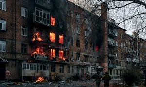 Bloc în flăcări în Bahmut, Donețk-Război Ucraina FOTO Profimedia 