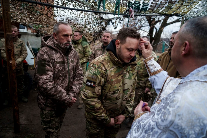 Soldații ucraineni binecuvântați de preoți militari pe front FOTO Profimedia