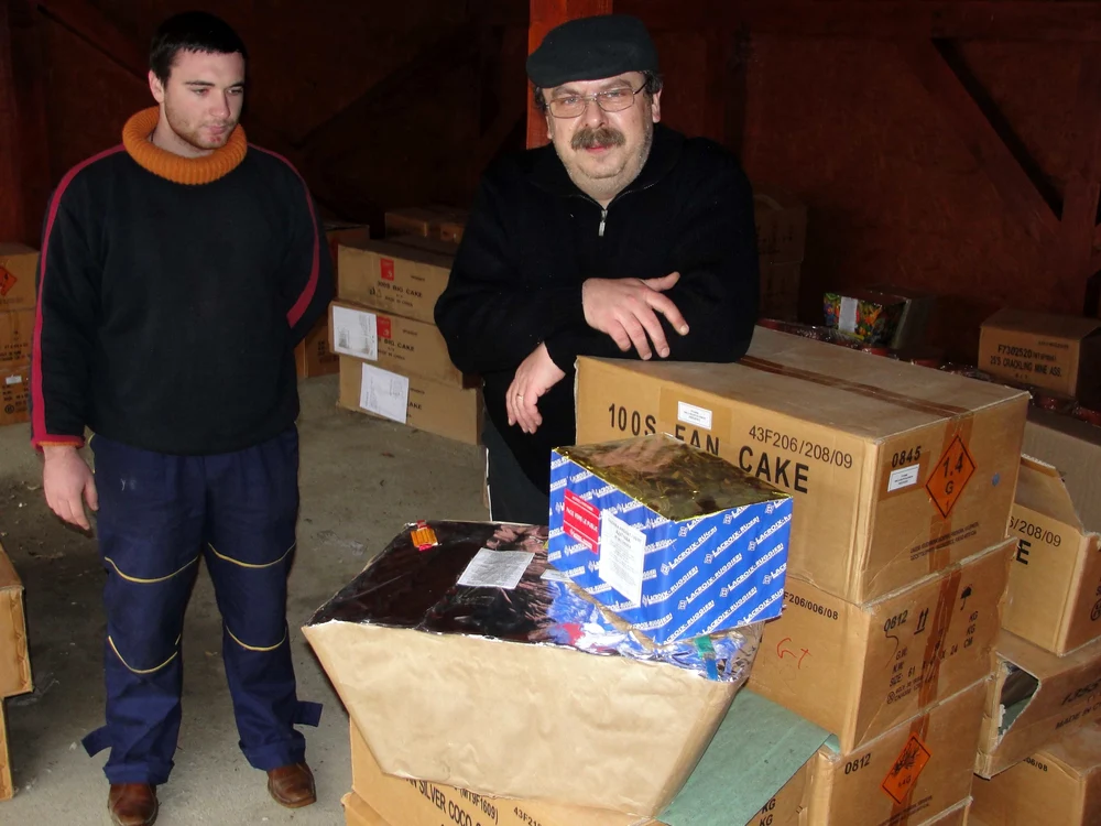 Pirotehniştii Alex Sabin (foto dreapta) şi Victor Achim, promit un adevărat spectacol în această seară 
