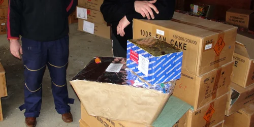 Pirotehniştii Alex Sabin (foto dreapta) şi Victor Achim, promit un adevărat spectacol în această seară 