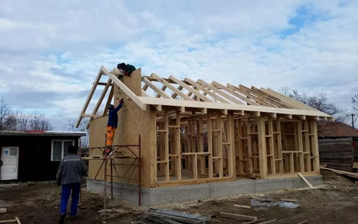 
    Casa lui Raul pe care o construiesc voluntarii de la Asociaţia "Licuricii Fericiţi"FOTO: Facebook  