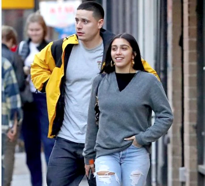 
    Fiica Madonnei a purtat o pereche de blugi cu vedere la posterior Foto: Profimedia  