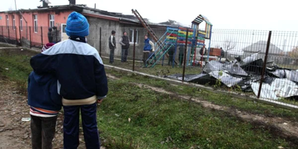 Copiii din Poiana au privit neputincioşi la şcoala distrusă de flăcări.
