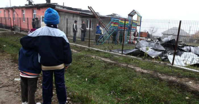 Copiii din Poiana au privit neputincioşi la şcoala distrusă de flăcări.
