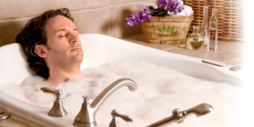 Băile în care adaugi uleiuri esenţiale te ajută să te relaxezi