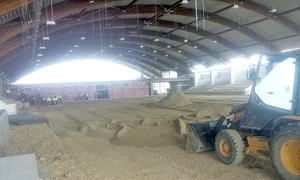 Muncitorii lucrau ieri de  zor la patinoarul care va  rămâne în administrație privată  jpeg