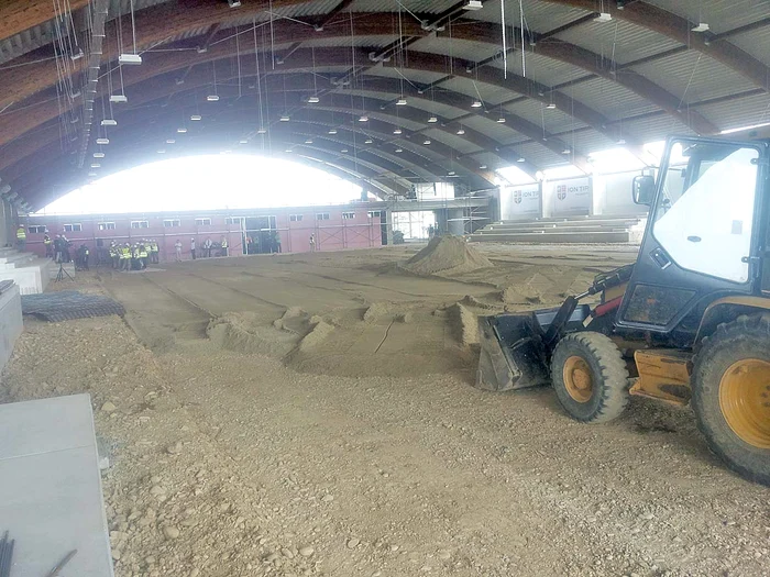 Muncitorii lucrau ieri de  zor la patinoarul care va  rămâne în administrație privată 