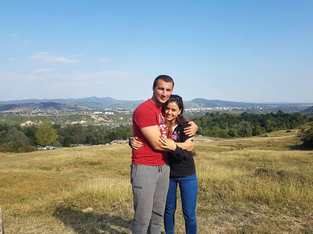 Pozele au adunat zeci de mii de like-uri pe reţeaua de socializare Facebook