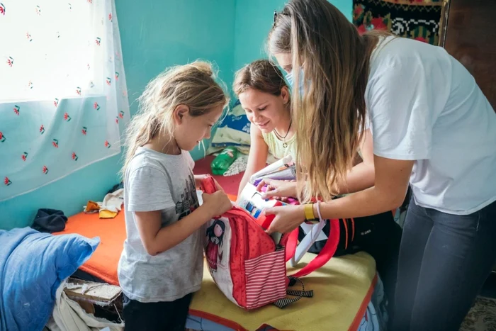 Copiii din medii defavorizate primesc minunea educaţiei prin tehnologie