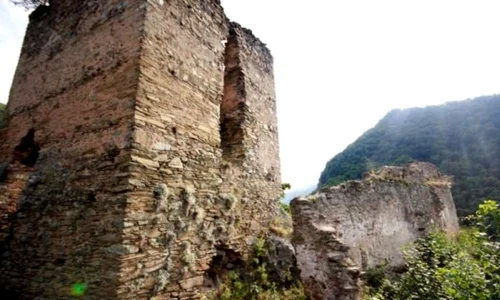 Blestemul dintre ruinele cetăţii lui Jules Verne, de la poalele Retezatului jpeg